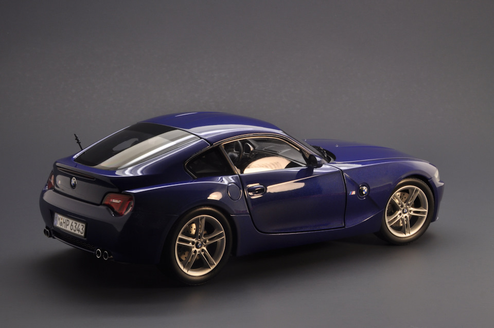 Kyosho 1/18 BMW E86 Z4 M Coupe, Interlagosblau. Dealer