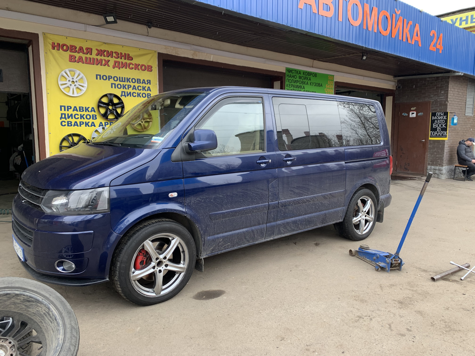 1. Volkswagen multivan t6 диски. Мультивен клиренс. Мультивен r20. Фольксваген мультивен 2023.