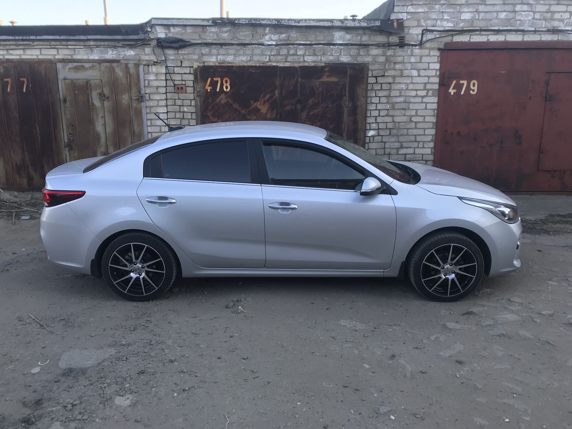 Kia Rio 4 PDW r17