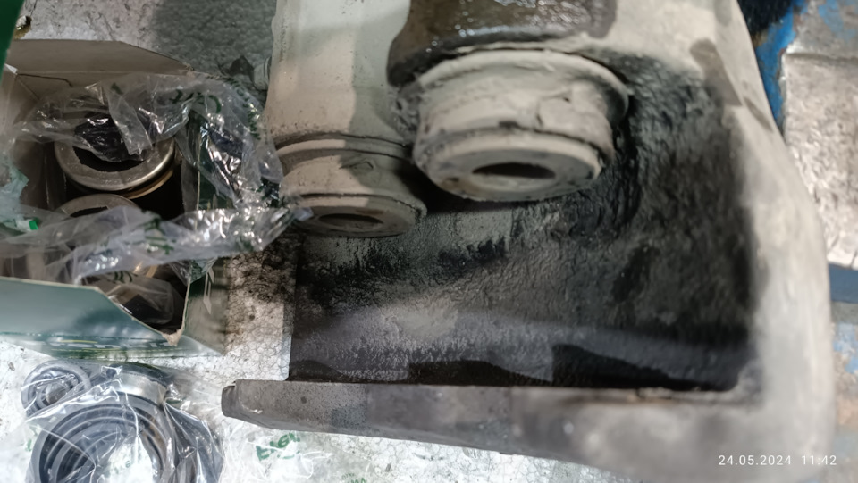 Тормоза: установка ремкомплекта переднего суппорта — Chrysler 300C (1G ...