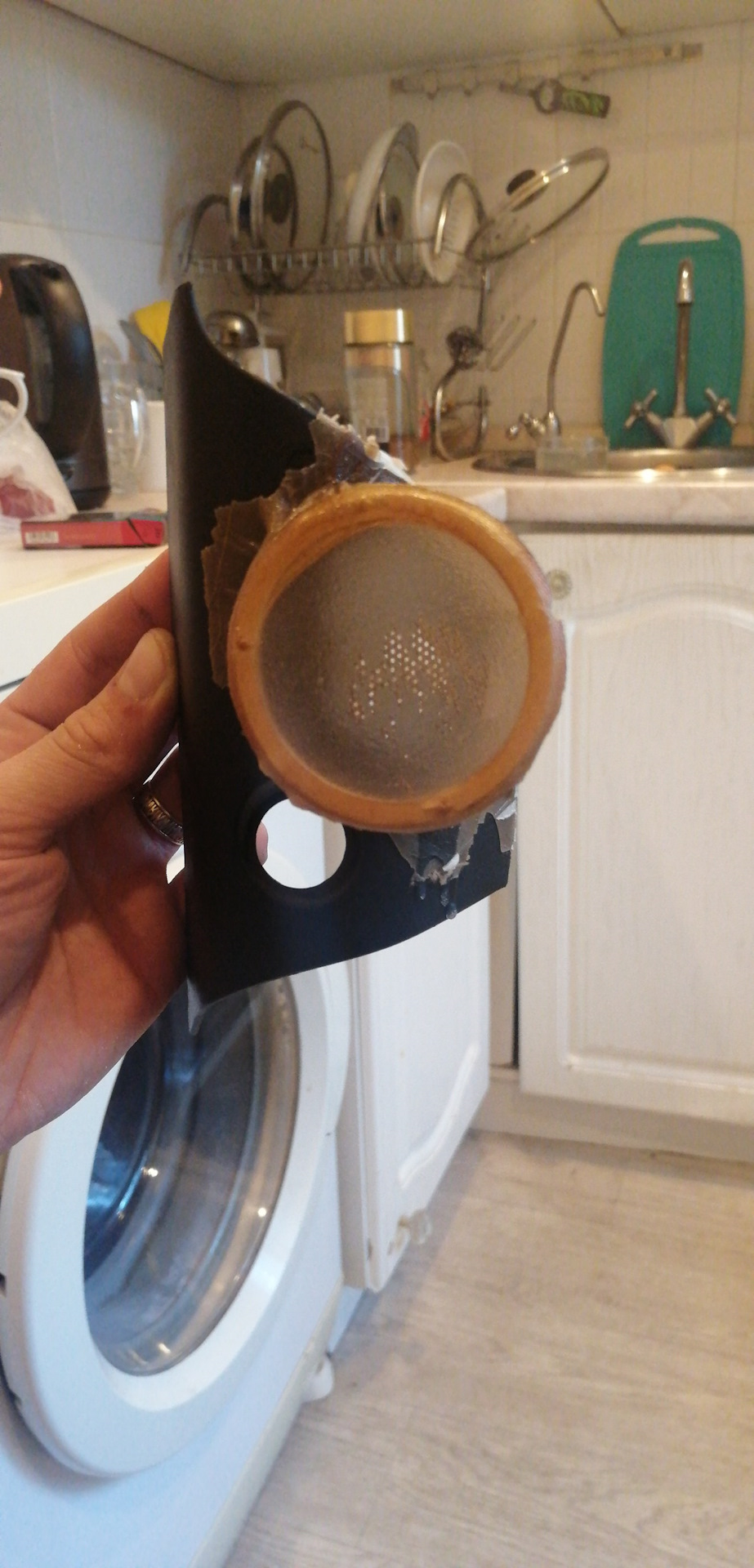 процесса шпаклевки не осталось но там все просто, потом облил черной краской на время и поставил все на место. — Ford Focus Hatchback II