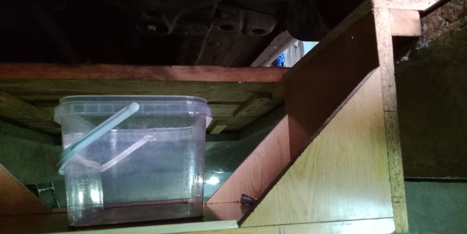 Полка для инструмента и слива жидкостей — Ravon R4