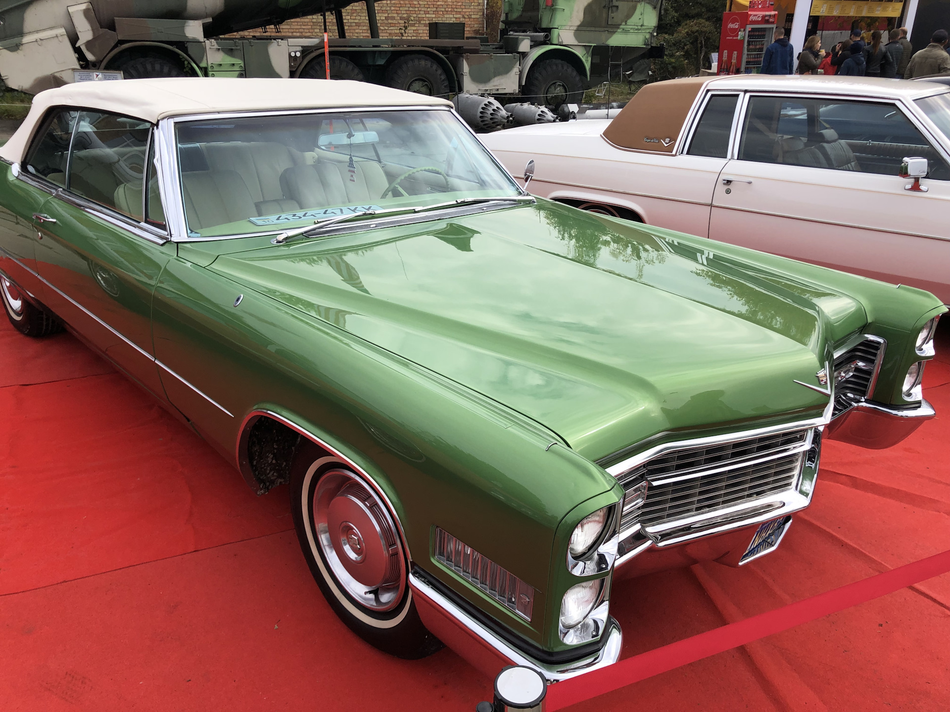 Американские автомобили в россии. Ретро машины американские. Машина 1960 года. Выставка ретро автомобилей в США. Ретро машина американская зеленая.