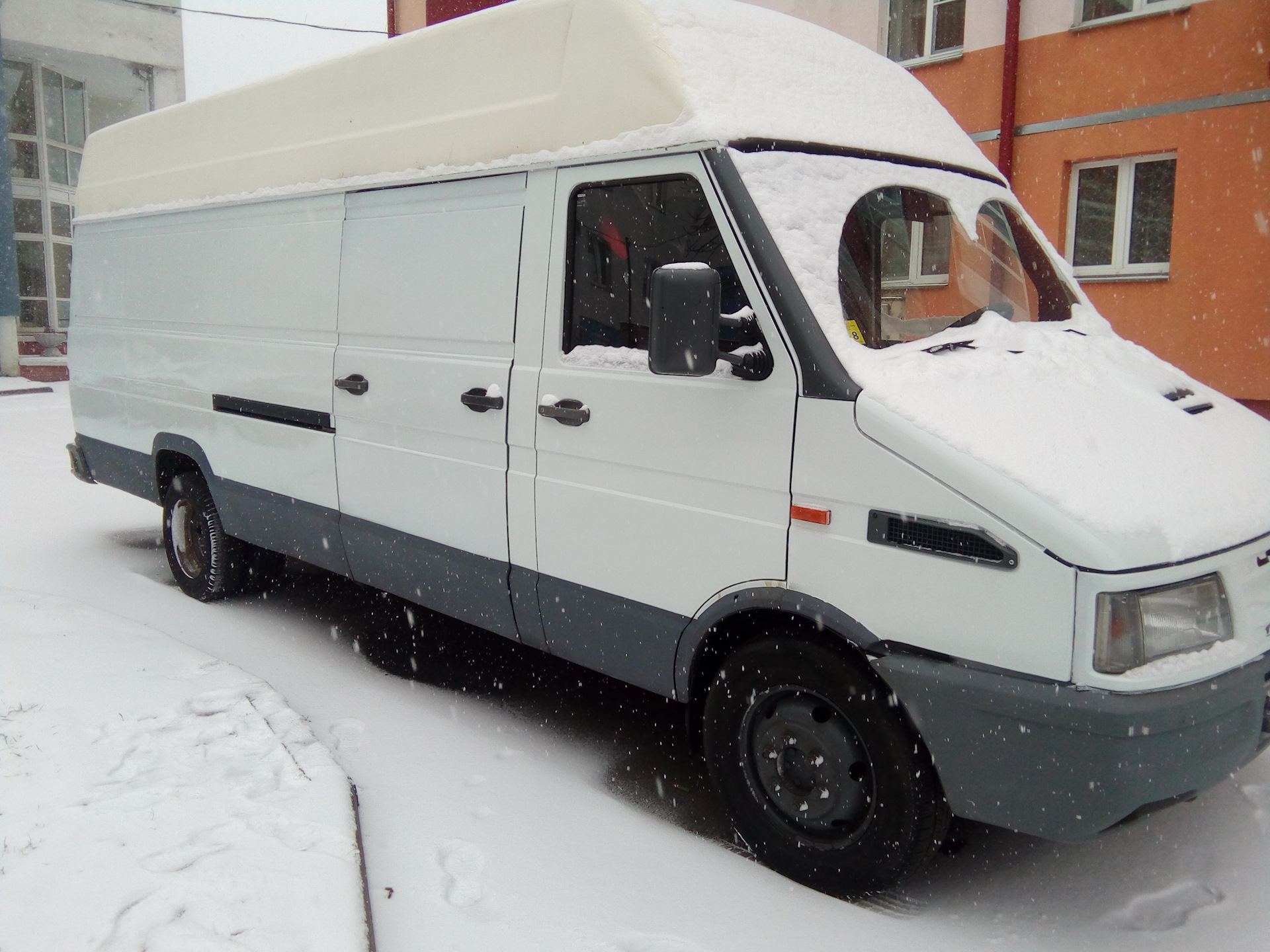 Грузоперевозки минск. Iveco Daily 35 10. Ивеко Дейли 2. Ивеко Дейли 2.8. Iveco Daily 2.5 1997 короткая.