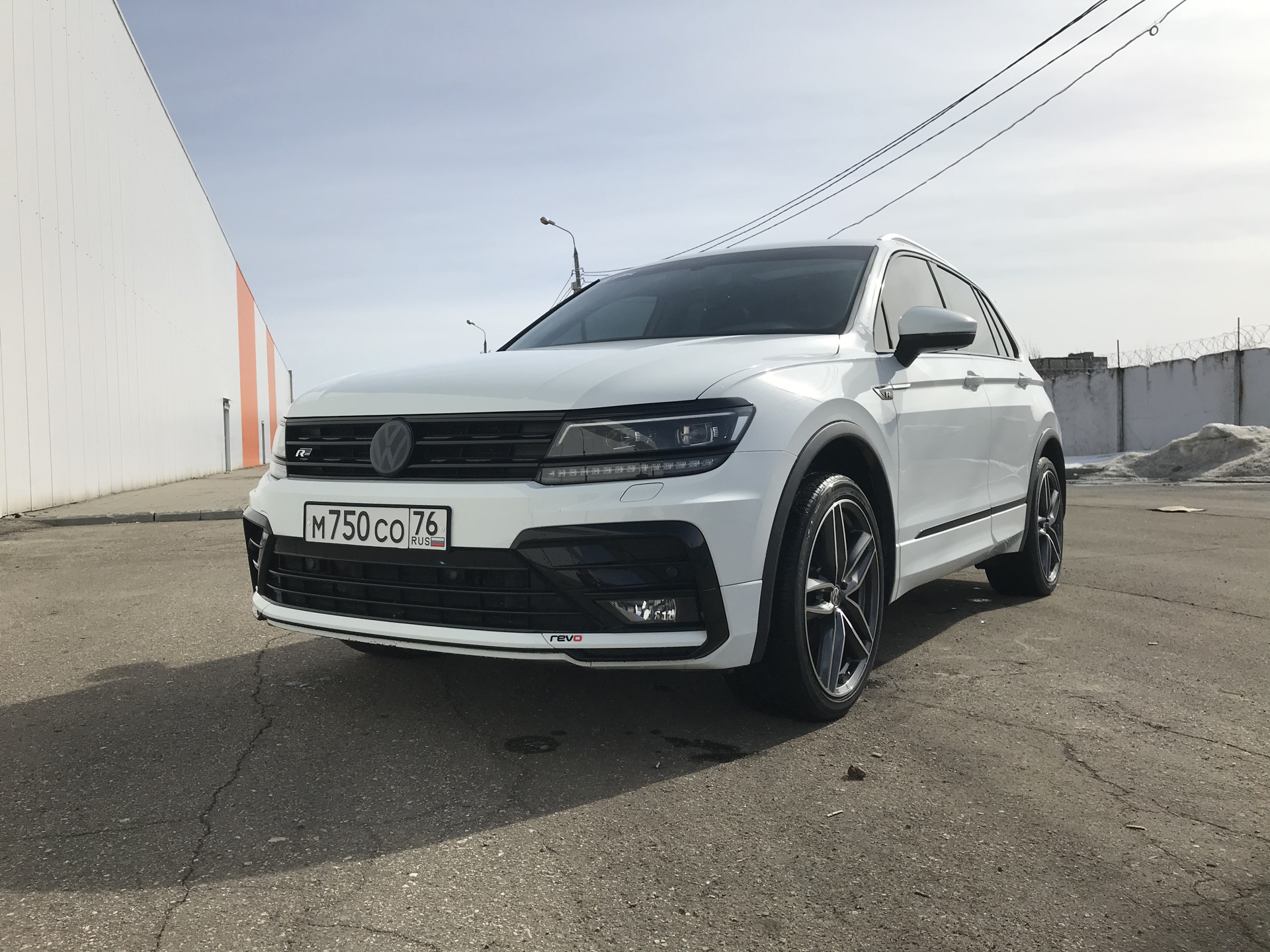 Tiguan 2 r line антихром. Tiguan r line антихром. Volkswagen Tiguan 2 r-line. Tiguan 2 антихром.