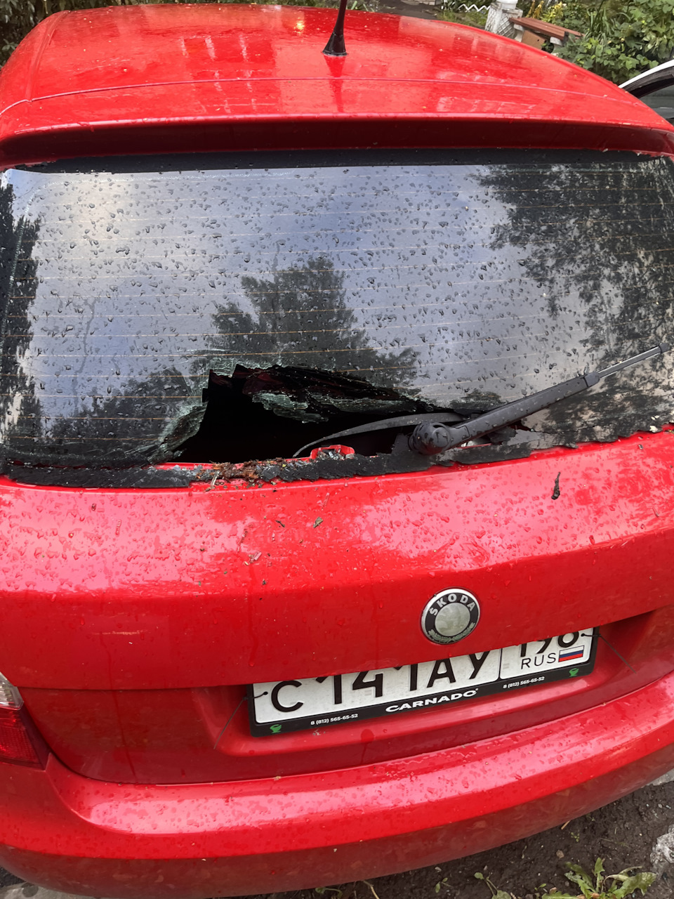 Заднее стекло. — Skoda Fabia Mk2, 1,6 л, 2010 года | визит на сервис ...