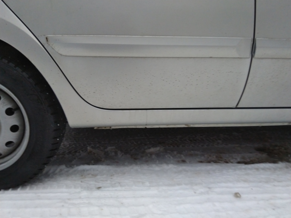 Облезает краска с порогов. — Lada Гранта Универсал, 1,6 л, 2019 года ...