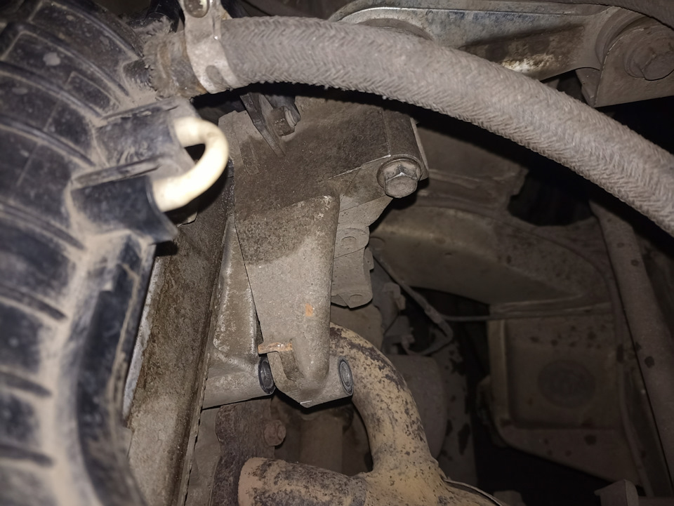 Вырвало верхнюю подушку двигателя — Lada 21104, 1,6 л, 2005 года ...