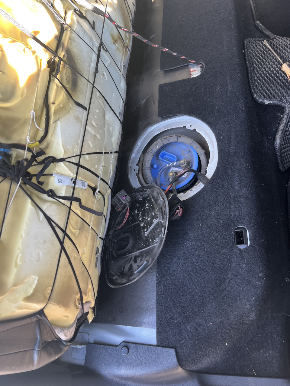 Замена фильтра в бензобаке — Skoda Rapid (1G), 1,4 л, 2019 года ...