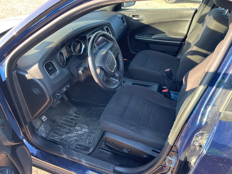 Вид на переднюю часть салона — Dodge Charger (7G)