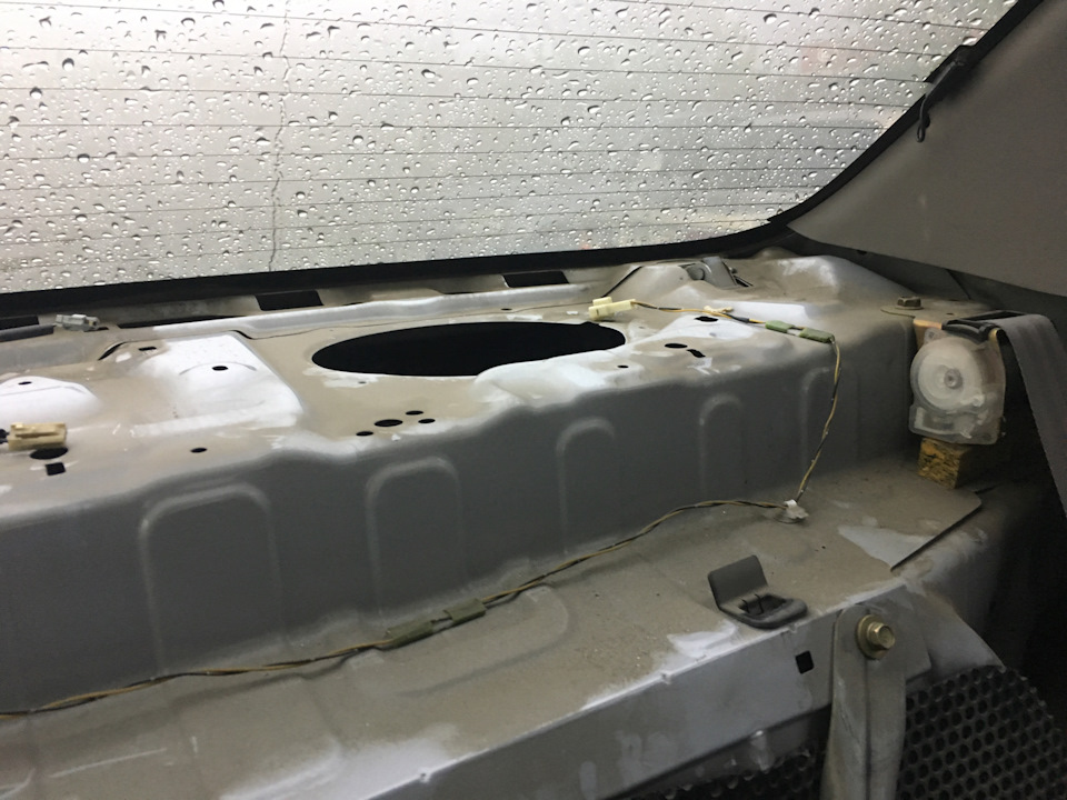 Колонки в заднюю полку + сабвуфер — Toyota Platz, 1 л, 2002 года ...