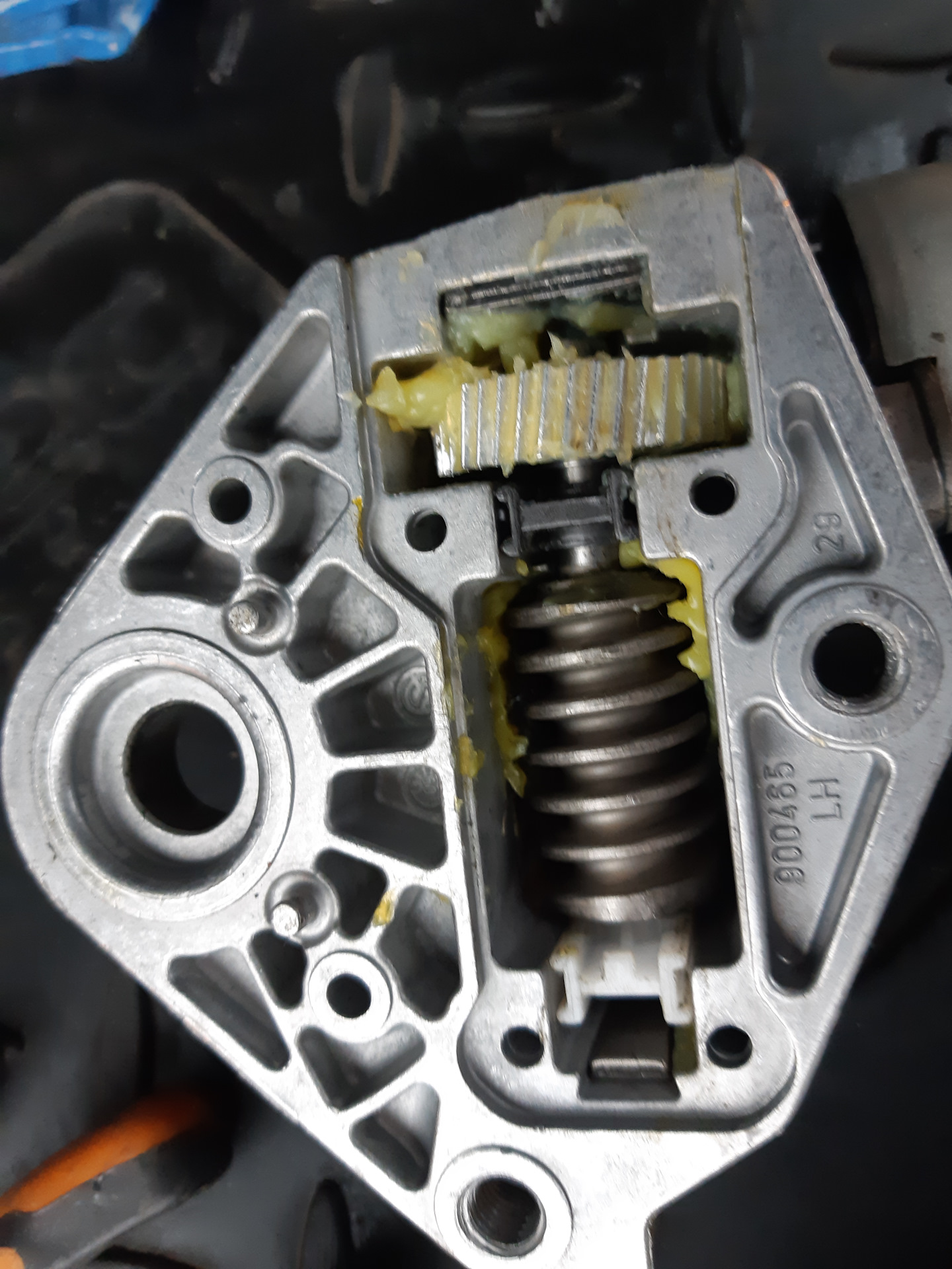 Замена шестеренки электропривода водительского сиденья — Volkswagen ...