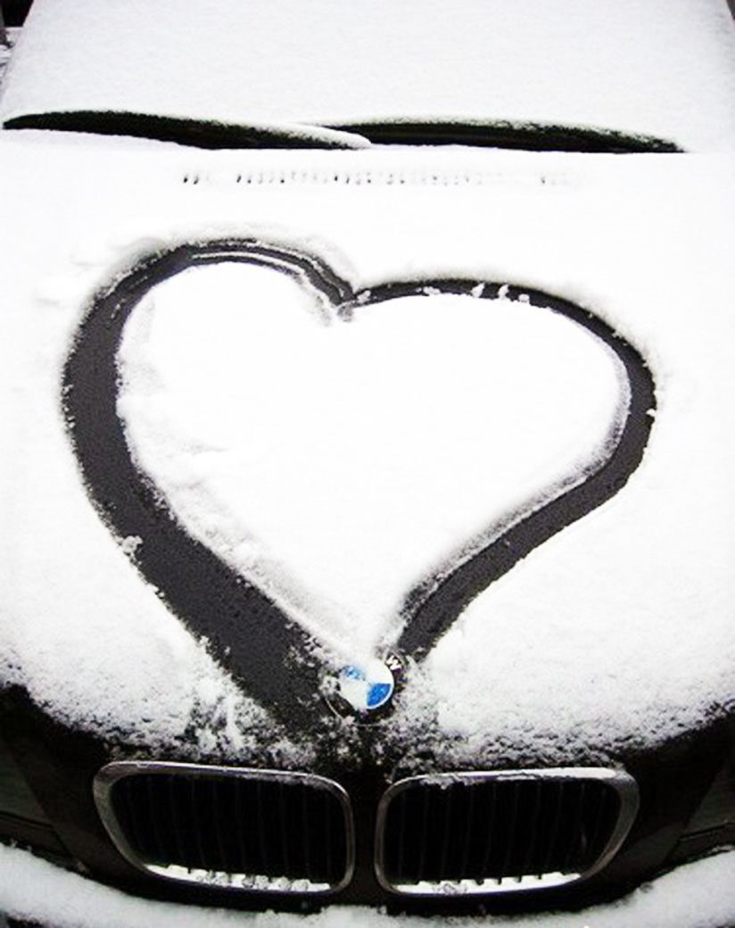 Сердечко на снегу на машине