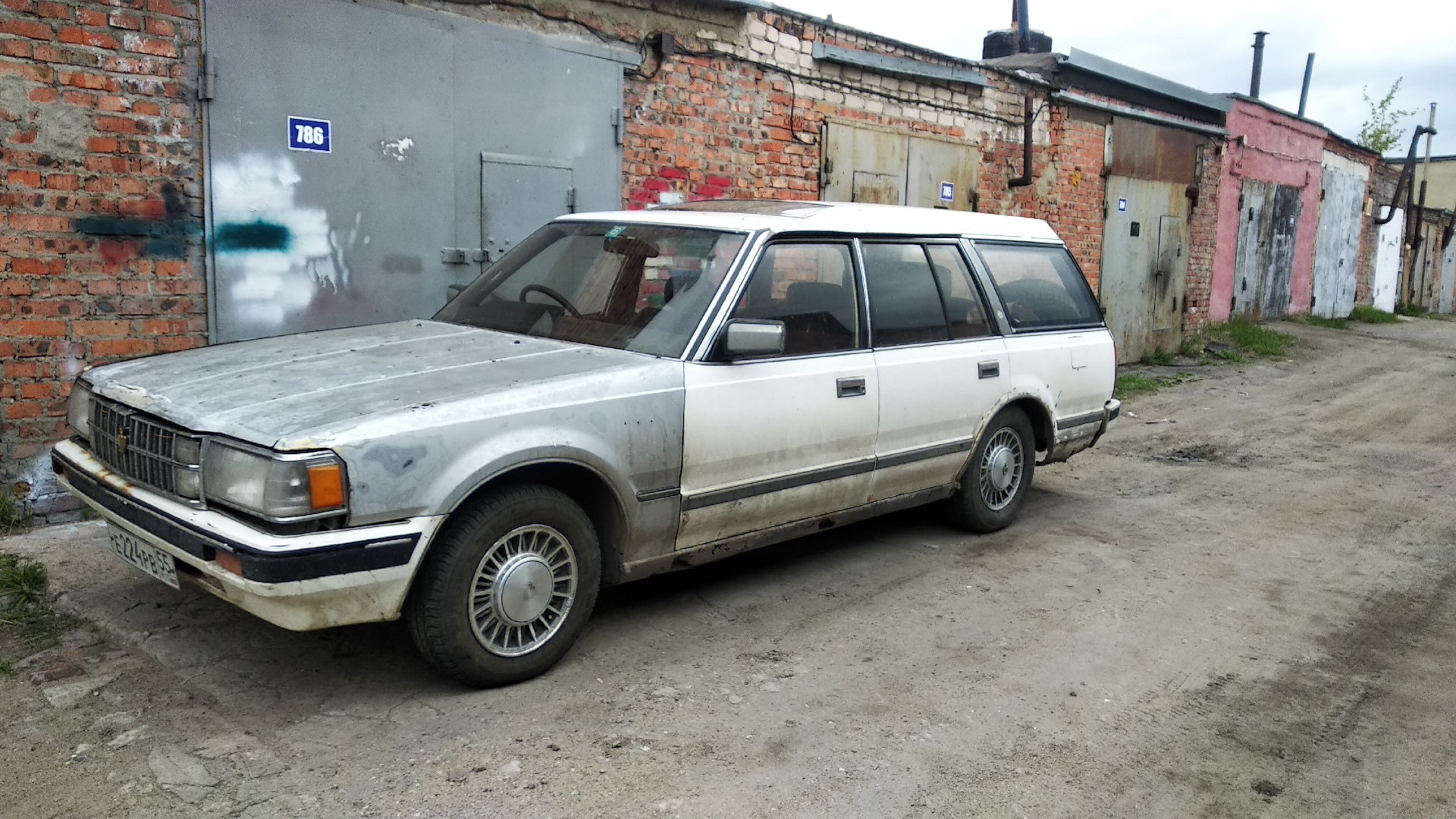 toyota crown s130 wagon