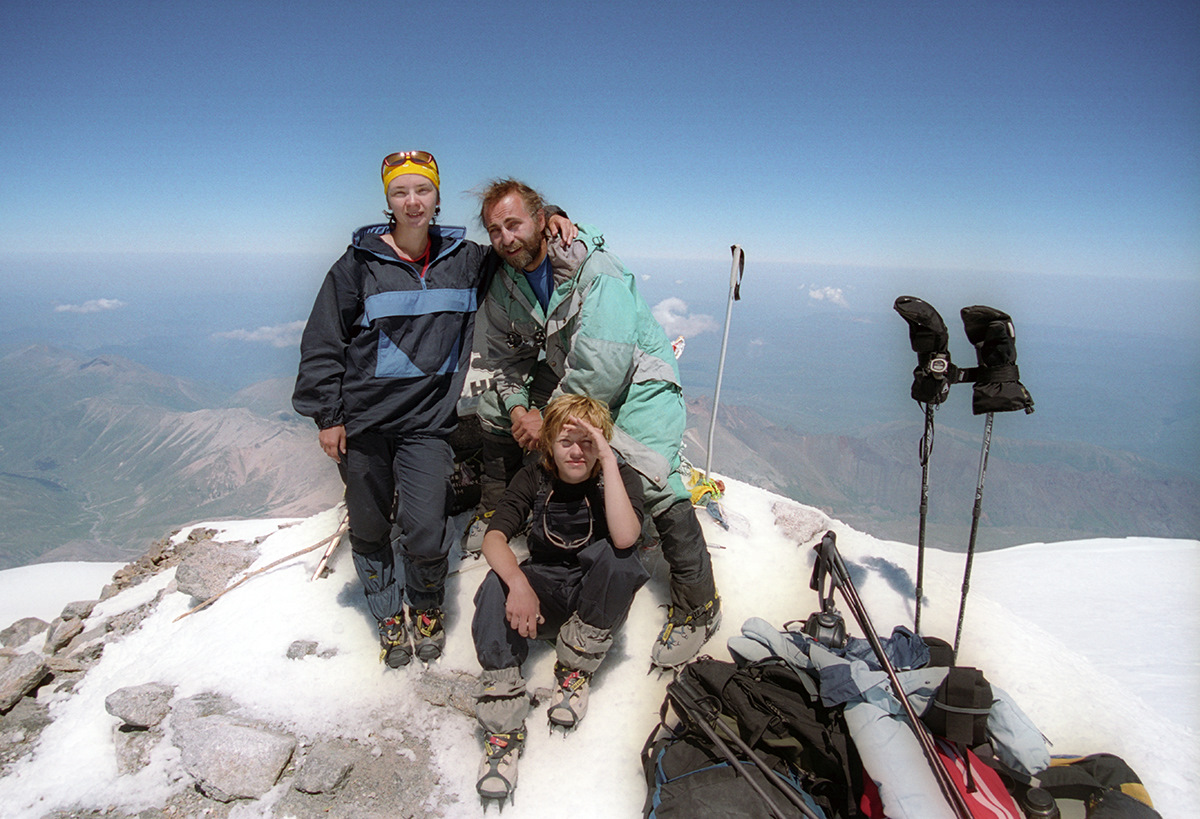 1 восхождение. 1 восхождение. восхождение на эльбрус на лыжах. эверест гора покорители. альпинисты в монблан.