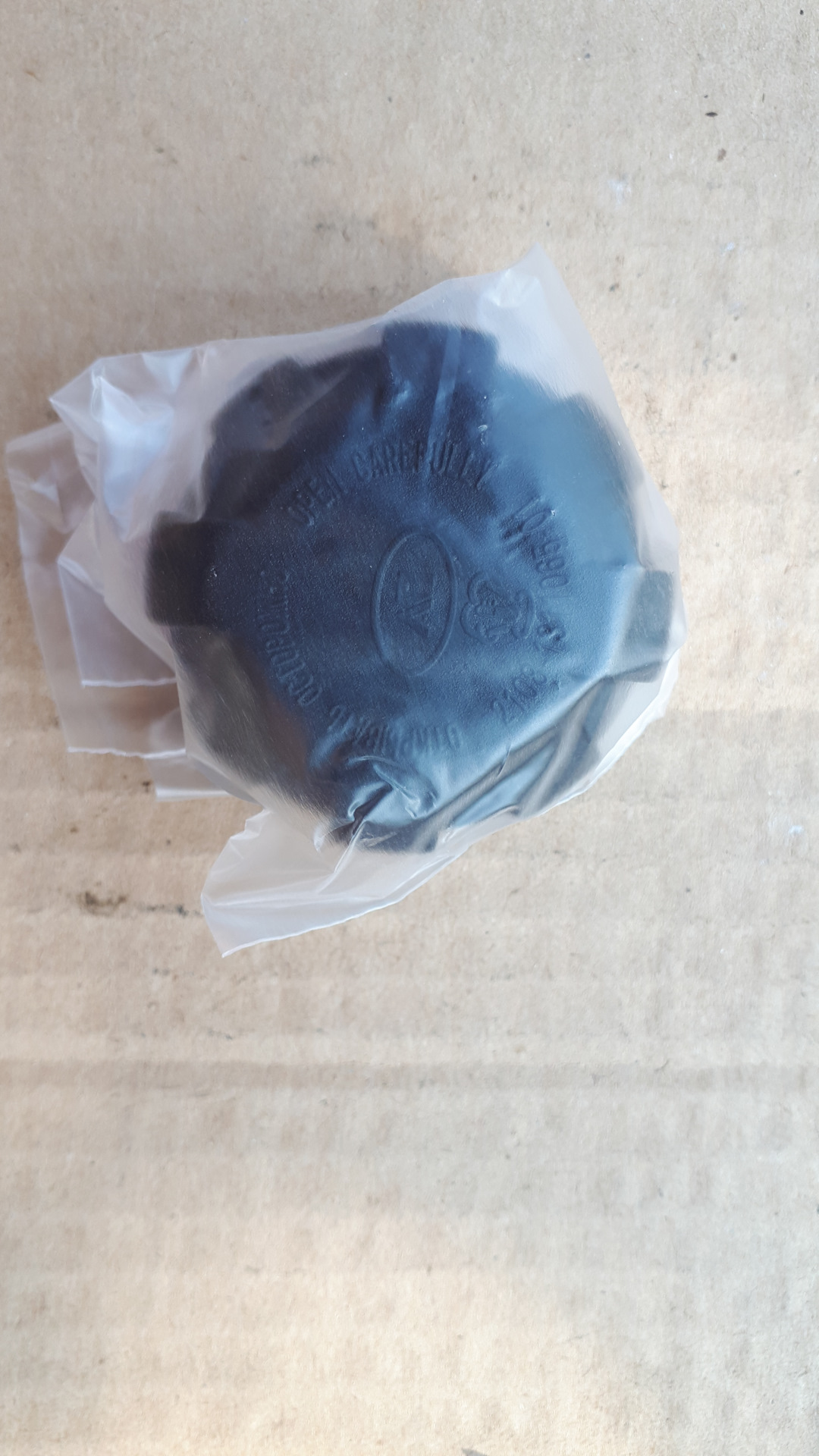 Пробка расширительного бачка — Lada Приора седан, 1,6 л, 2017 года ...