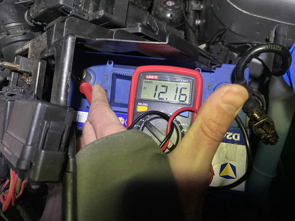 Заряд АКБ со снятыми клеммами — Skoda Fabia Mk2