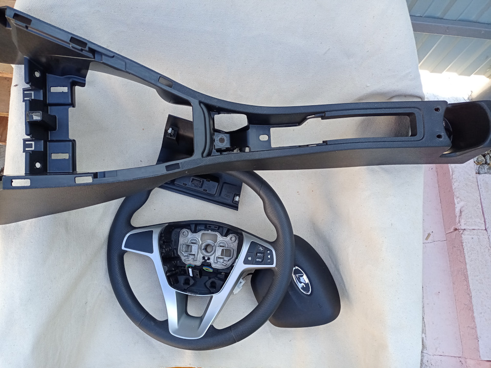 2) снял руль — Lada XRAY Cross