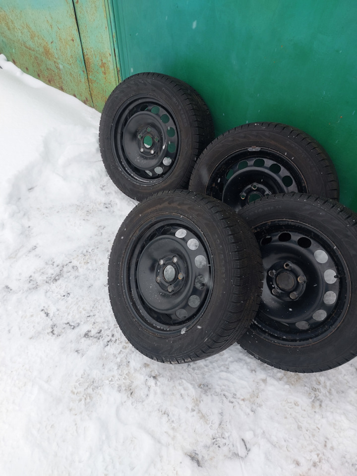 Шины зимние нешипованные Nokian 205/55 R16, штампованные диски VAG ...