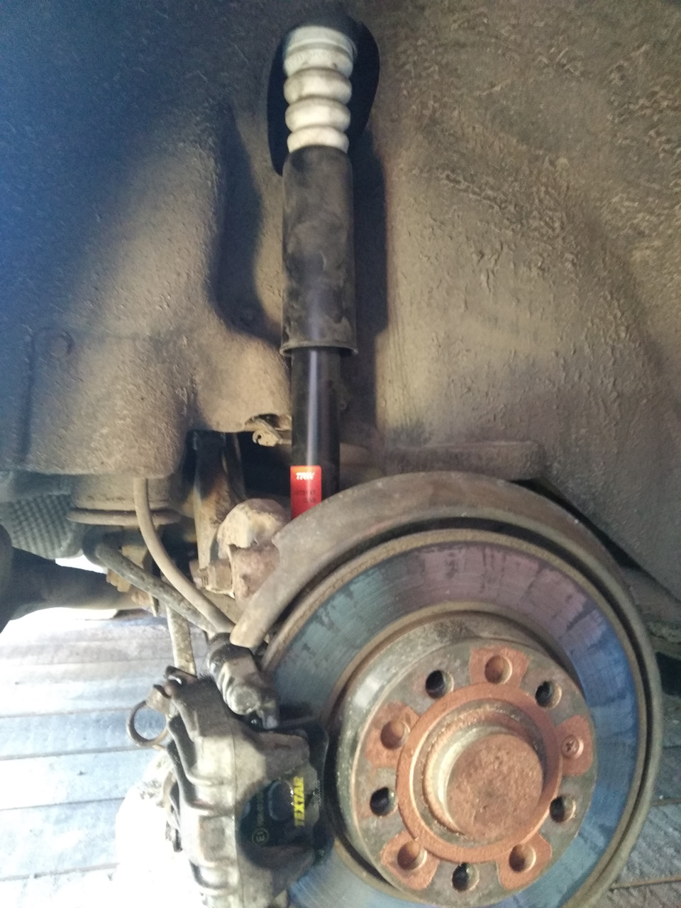 🔧Замена задних амортизаторов — Audi A4 (B6), 1,8 л, 2004 года | своими ...