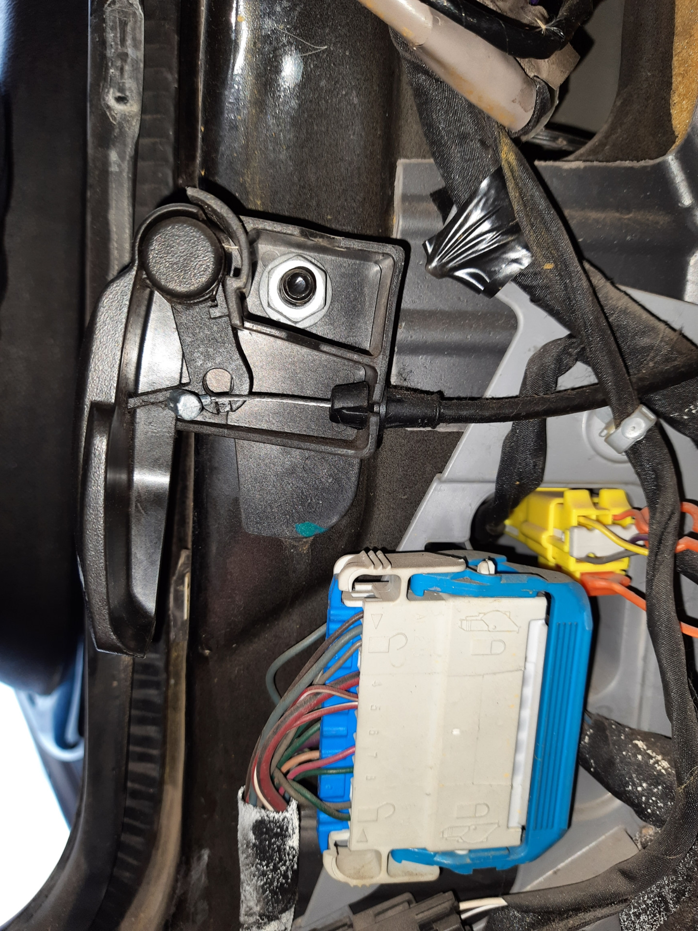 Не открывается капот или 2+2 — Chevrolet Tahoe (GMT900), 5,3 л, 2011 ...