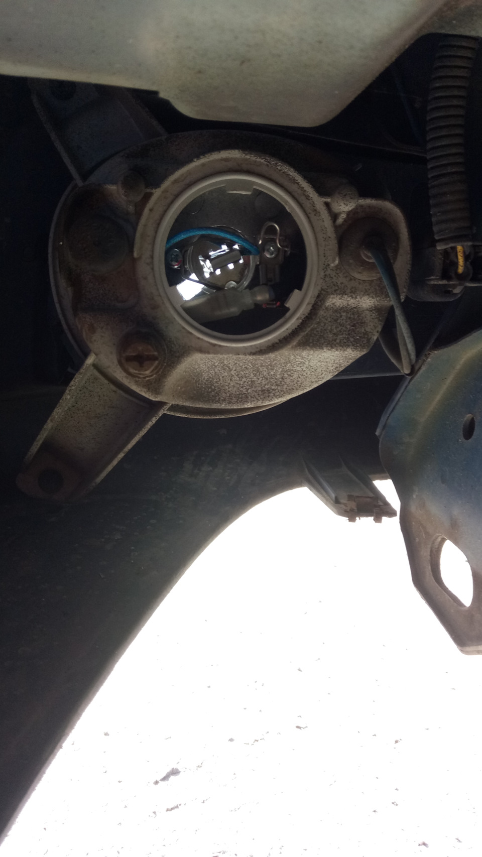 Замена лампочки левой ПТФ — DRIVE2