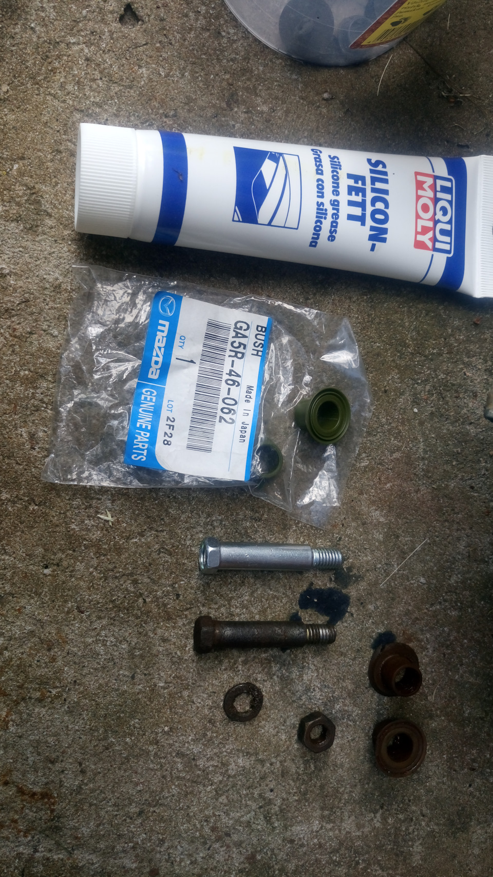 Снятые/установленные детали и смазка — KIA Sephia (1G). Запчасти на фото: GA5R46062