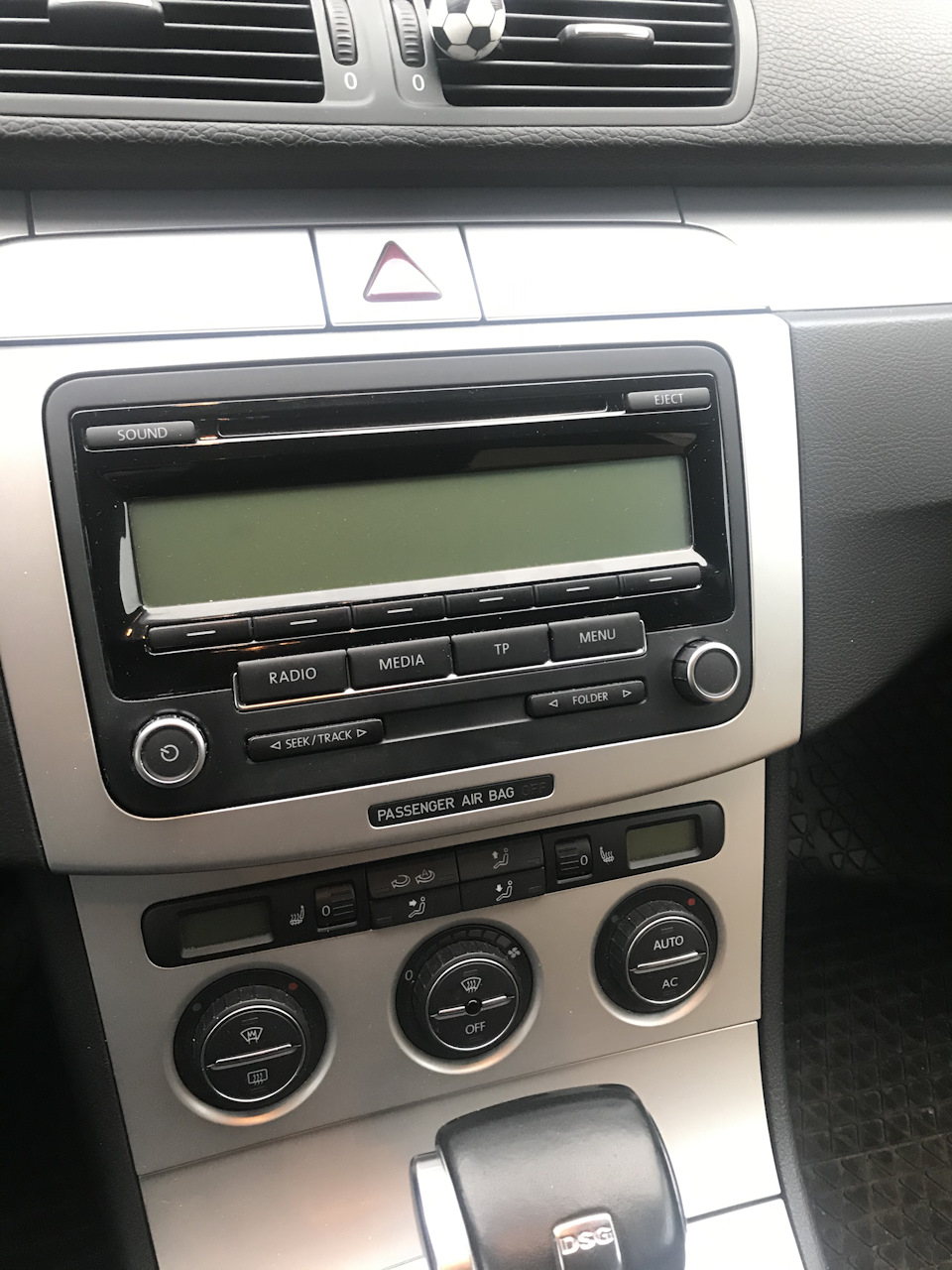 Замена магнитолы RCD 310 на RCD 330 plus CarPlay 187b — Volkswagen Passat  B6, 1,8 л, 2009 года | автозвук | DRIVE2