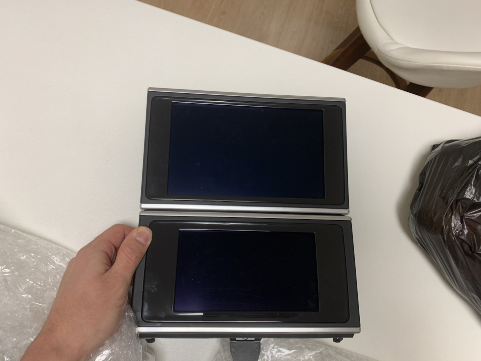 что такое mmi в ауди. 8oAAAgHXX A 960. что такое mmi в ауди фото. что такое mmi в ауди-8oAAAgHXX A 960. картинка что такое mmi в ауди. картинка 8oAAAgHXX A 960. Решил детально разобраться в функциях и возможностях AudiConnect установленном в моём автомобиле. Для начала необходимо зарегистрироваться на сервисе myAudi через официальный сайт. Есть такое словосочетание "user friendly interface" — понятный для использования интерфейс и вот это понятие никак не отнесешь к сервису myAudi. Куча картинок и бесполезной информации, вдобавок отсутствие прямых ссылок, вызывает по крайней мере недоумение при поиске необходимой информации на официальном сайте ауди и последующей необходимой регистрации в сервисе. Все расставляет на свои места руководство по эксплуатации, ему впоследствии и доверяю больше.После регистрации вводим VIN своего авто и в личном кабинете подгружается вся информация по автомобилю. На страничке видим фотки машины, как в конфигураторе. Есть раздел "Бортжурнал" в котором открывается доступ на полнообъёмную онлайн инструкцию по эксплуатации. Также можно ввести индивидуальные данные автомобиля, такие как пробег, дата регистрации, номерной знак, выкупная цена и еще какая то фигня. Не стал заполнять. Ну и последний раздел — удалить профиль автомобиля).Во вкладке "функции" главного экрана доступно скачивание обновлённых карт. Можно скачать целиком всю Европу (13,3 Гб), а можно только по необходимым регионам (например Россия — 2,1 Гб).Во вкладке "сервис" можно найти информацию о ближайшем сервис центре и получить общие рекомендации по сервисным работам в зависимости от пробега и возраста автомобиля.И… больше НИХРЕНА нет! Инструкция по myAudi не соответствует действительному интерфейсу. Данные с немецкого сайта разнятся с данными на русском сайте. Приложение из AppStore имеет какой то урезанный функционал с общей ознакомительной информацией. Может что то и изменится с активацией Audi Connect из автомобиля, но у меня не получилось задать основного пользователя, хоть и ввел все данные корректно. Система выдала ошибку соединения.