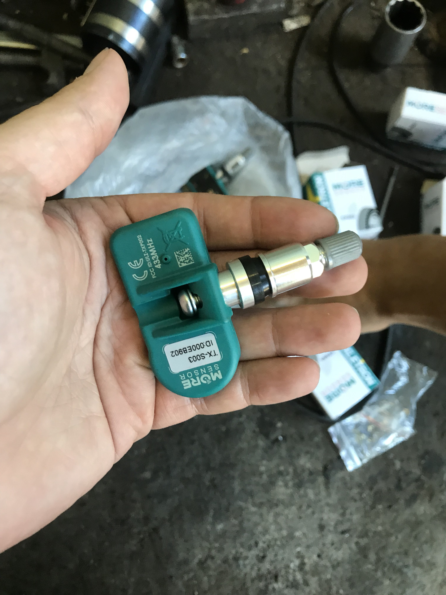 Датчик давления шин q7. Датчик давления в колесах ауди й7. 5q0907275b. 7pp 907 275 f. Система давления шин ауди q7.