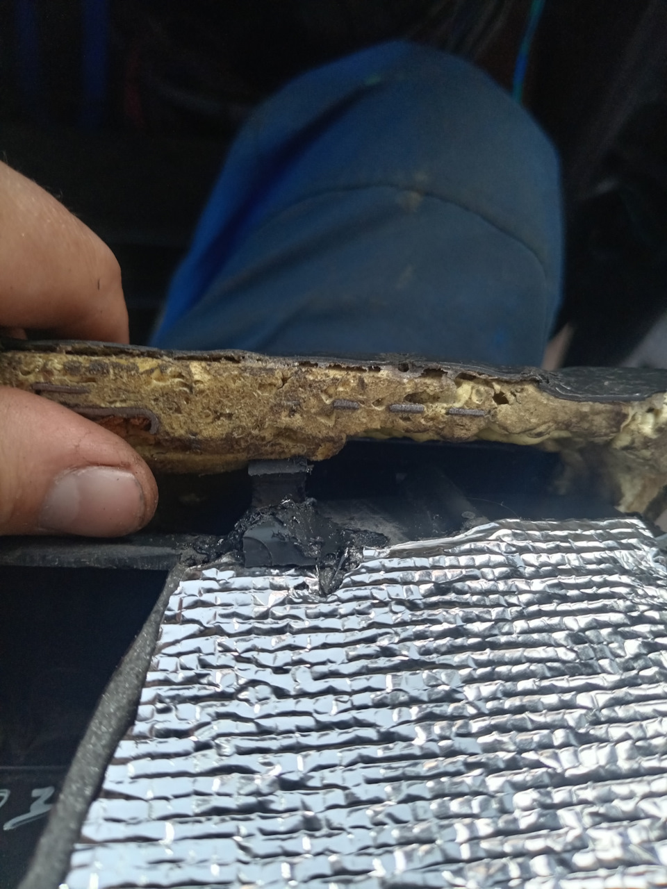 Пришлось ещё впаять две загагулины, чтобы облицовка стояла как нужно. — Lada 2120 Надежда