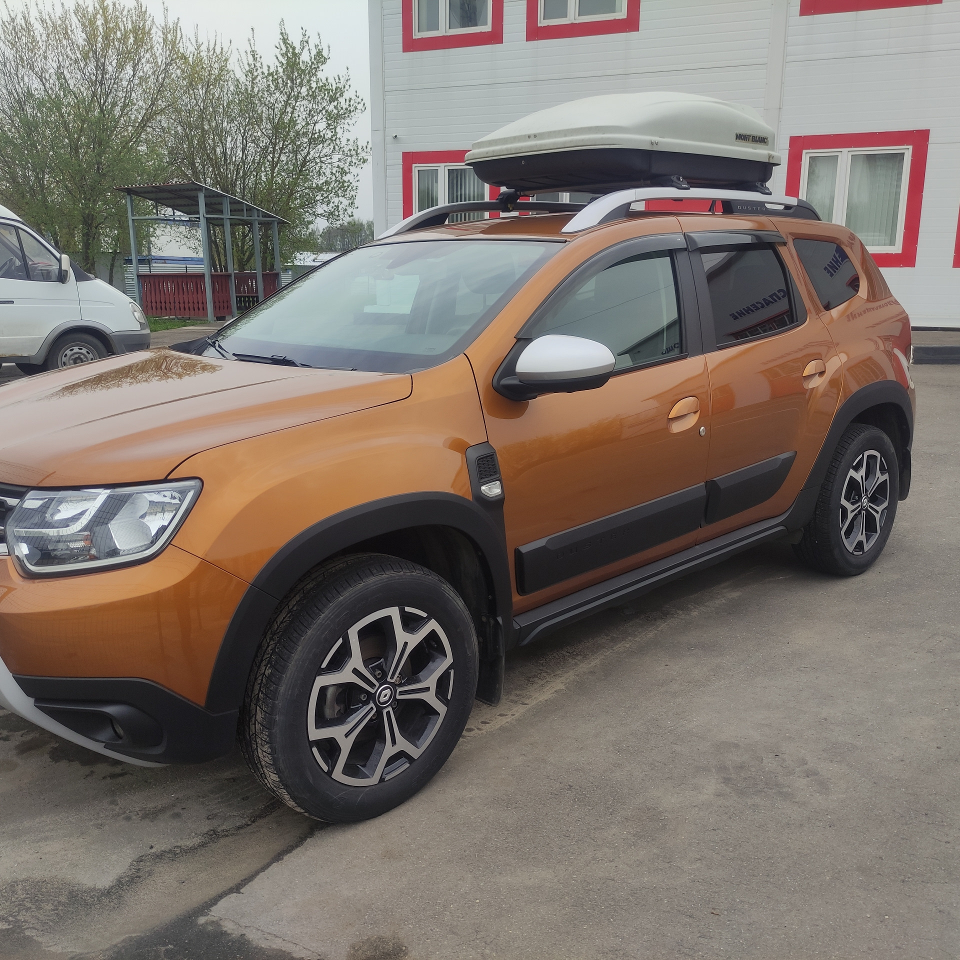 Не смог удержаться! Молдинги на двери и арки; — Renault Duster (2G), 2 л,  2021 года | тюнинг | DRIVE2