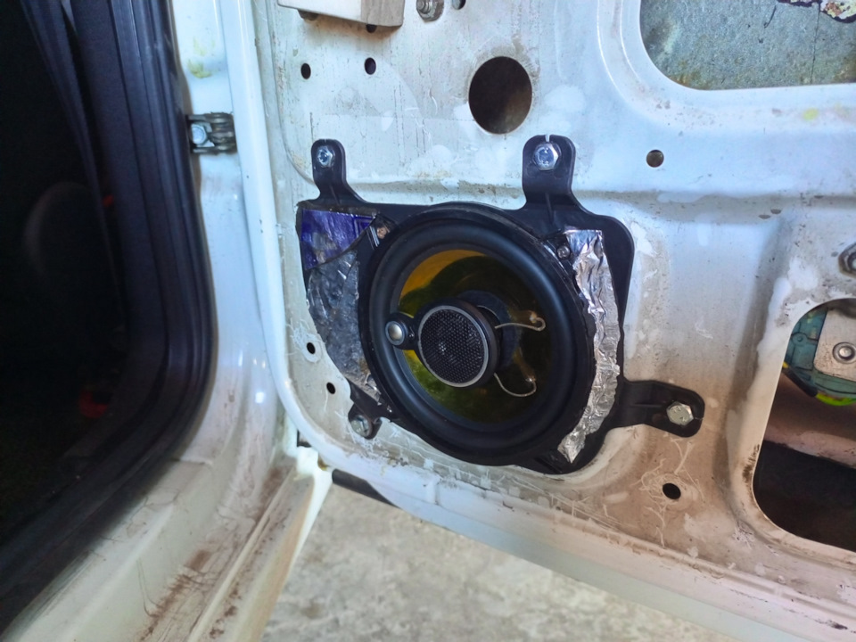 Динамики в задние двери . — Lada Гранта (1G), 1,6 л, 2013 года ...