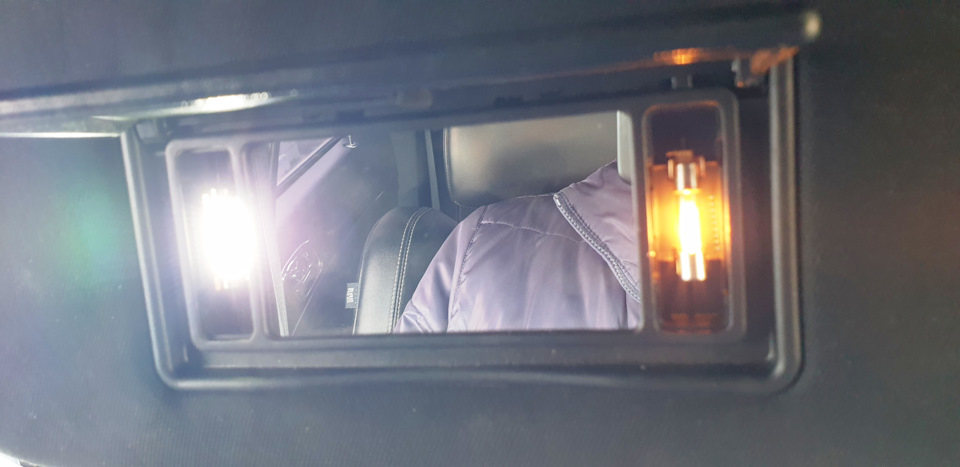 Замена лампочек светильников в зеркалах козырька на диоды — Jeep Grand ...