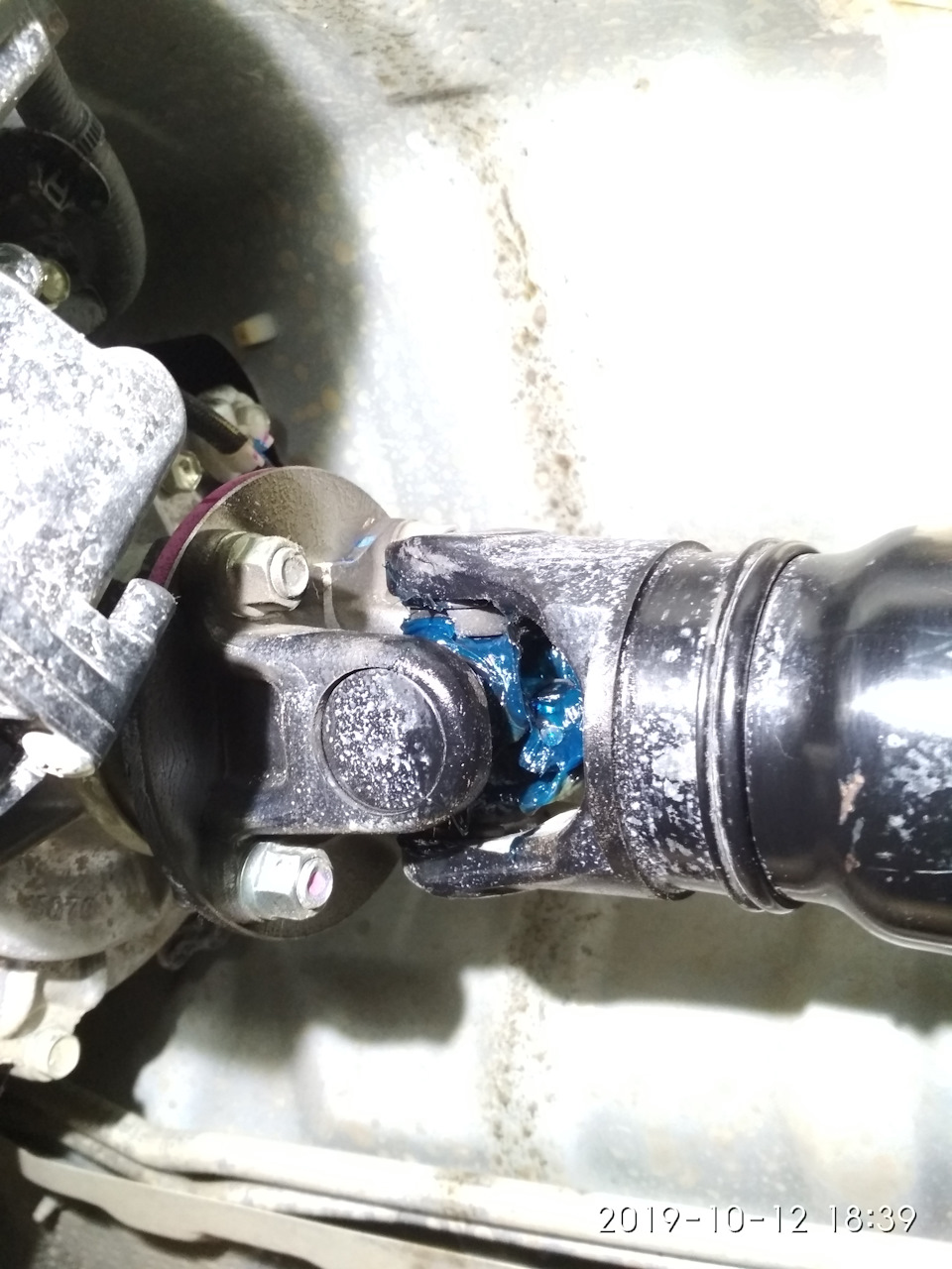 Шприцевание крестовин карданов и установка лебёдки для подвала ...