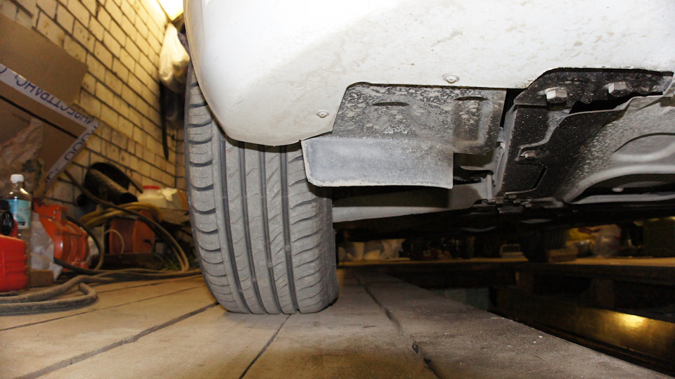 Стоковый правый щиток, вид спереди (объектив фотика напротив центра колоса). — Lada Vesta SW (1G)