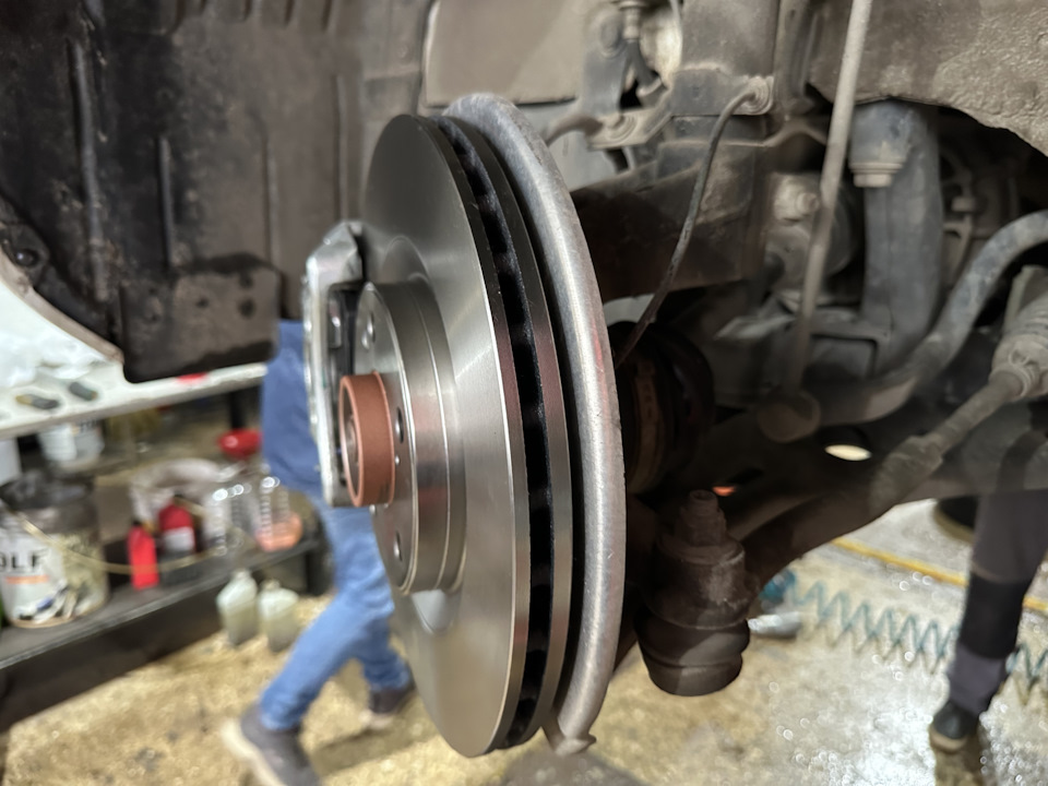 Замена передних тормозных дисков и колодок — Haval Jolion, 1,5 л, 2021 ...