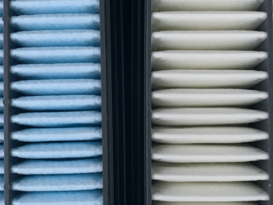 слева дизель, справа бензин — Toyota Land Cruiser 200