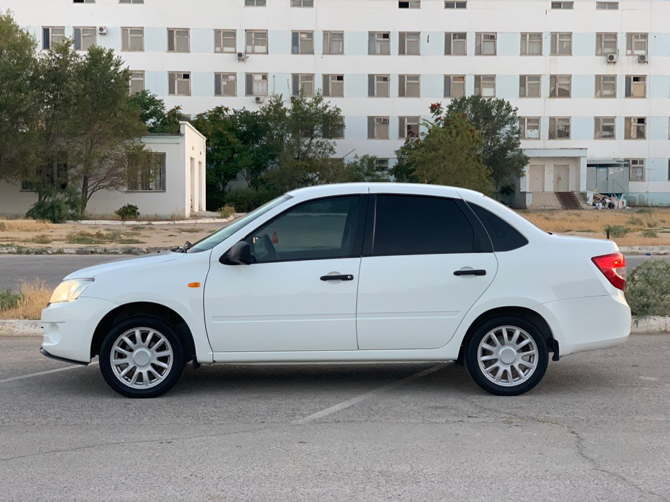 Гранта белая фото. Лада Гранта седан белая. Lada Granta белая. Гранта седан белая. Лада Гранта седан бкоая.