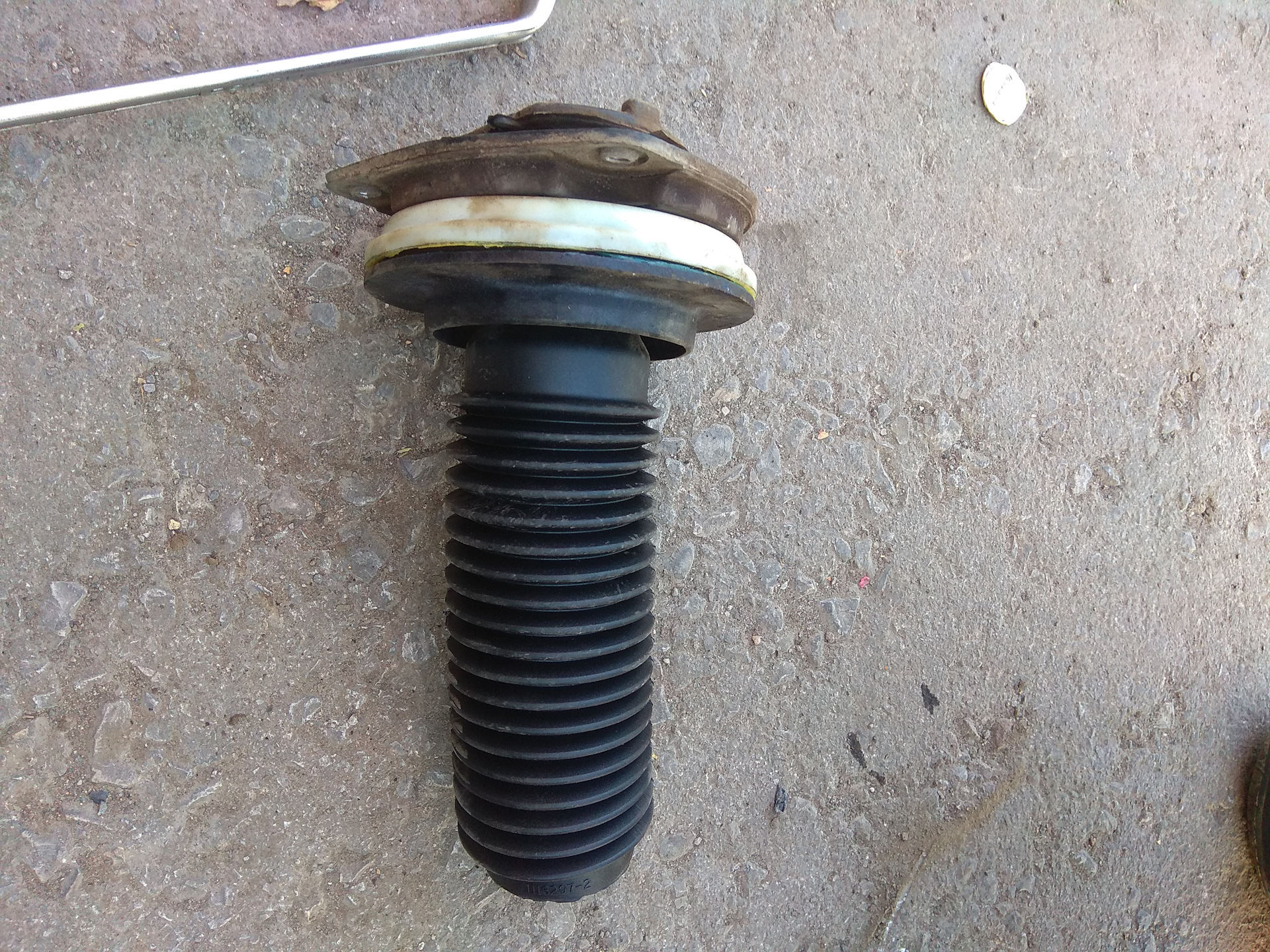 Nissan 5524895f0b отбойник. Передний отбойник Ниссан ноут гибрид. Заглушка опорного подшипника Ниссан ноте. Отбойник на Нисан Кашкай в воронежн. Передние отбойники ниссан кашкай