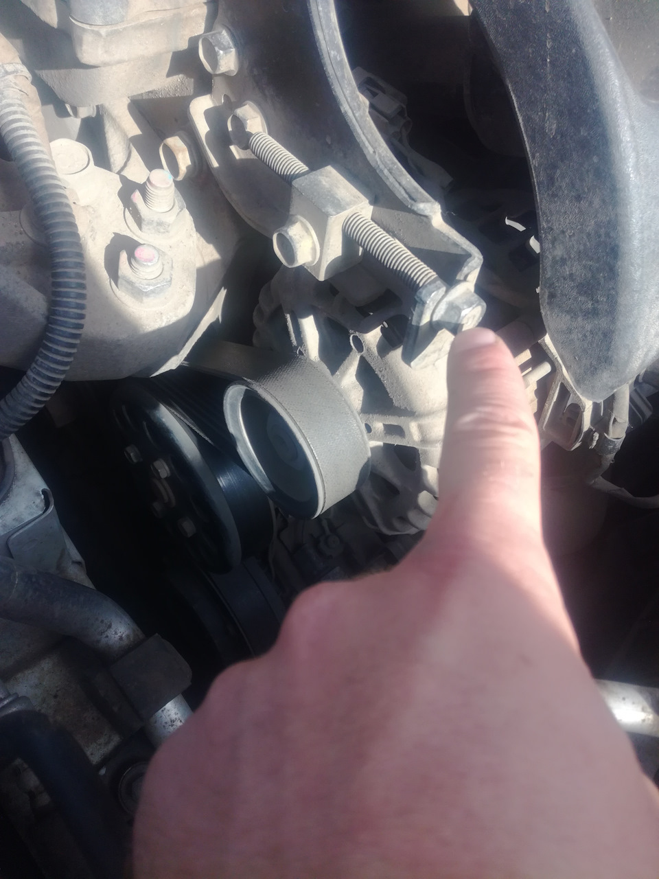 Замена ремня дополнительного оборудования и обводного ролика — KIA Ceed ...