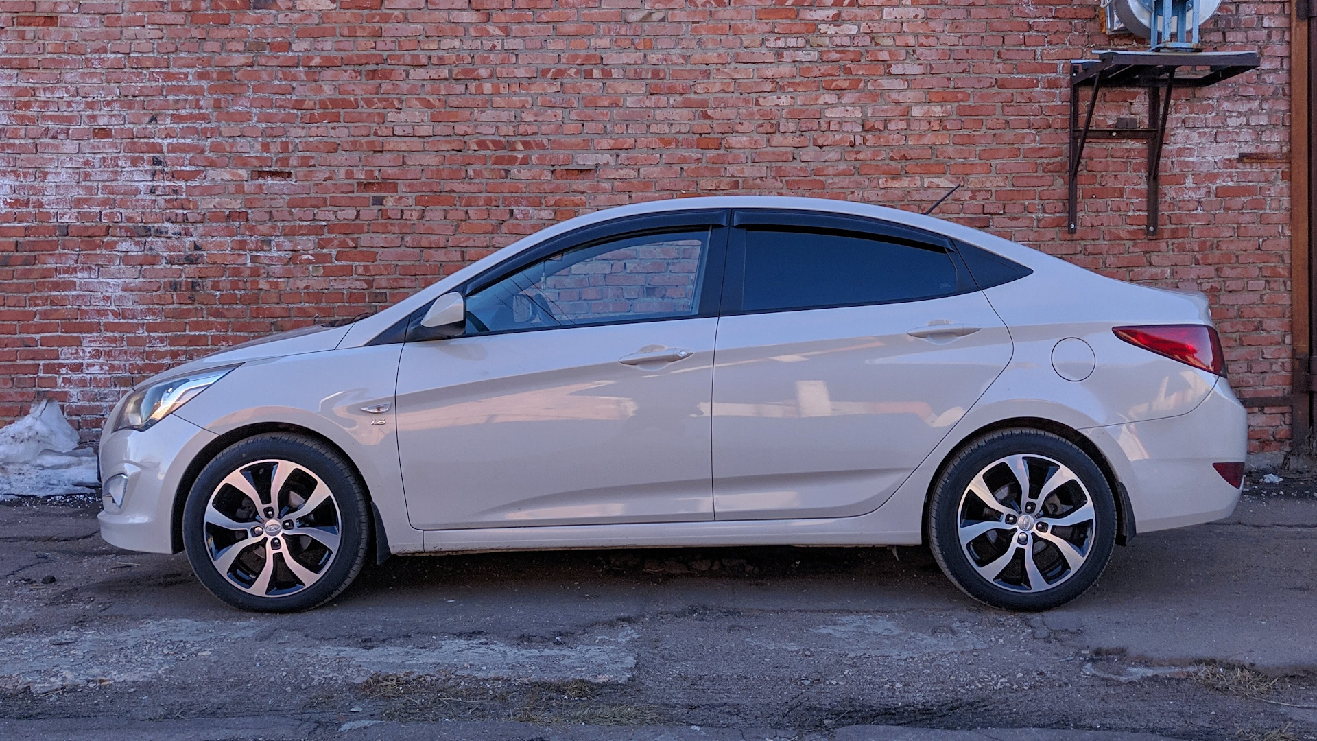 Hyundai solaris r17. Hyundai solaris 2022 r17. Белый солярис r17. 17 диски на хендай солярис. 17 диски на хендай солярис.