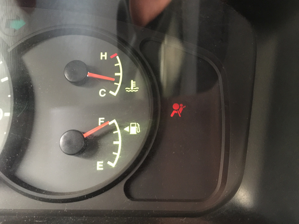 при повороте ключа гаснет панель приборов