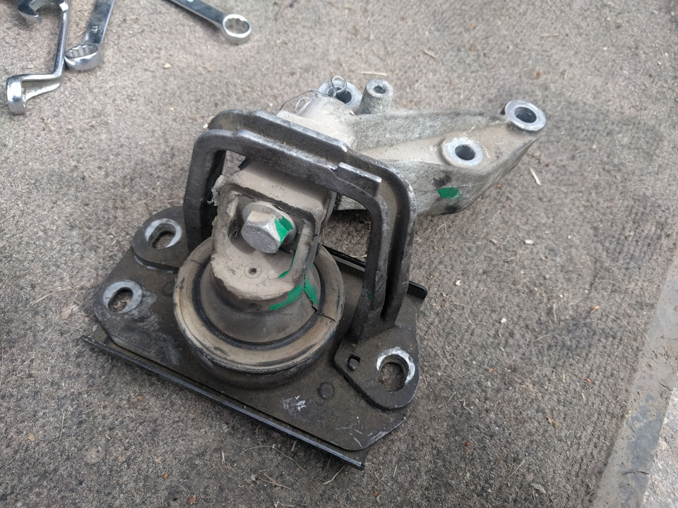 Опоры двигателя Metalcaucho после 25 000 пробега — Opel Vivaro (1G), 1 ...