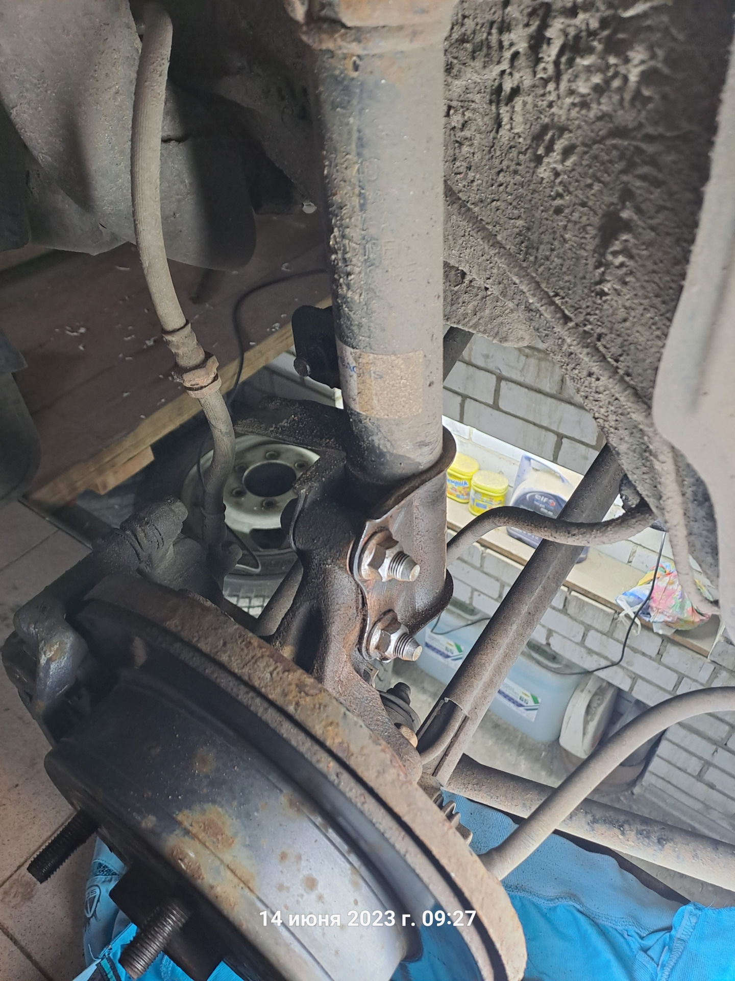 Замена задних амортизаторов лачетти. Подбрякивают задние стойки лачетти. Амортизатор шевроле лачетти. Опоры передних амортизаторов шевроле лачетти седан. Chevrolet lacetti задние амортизаторы.