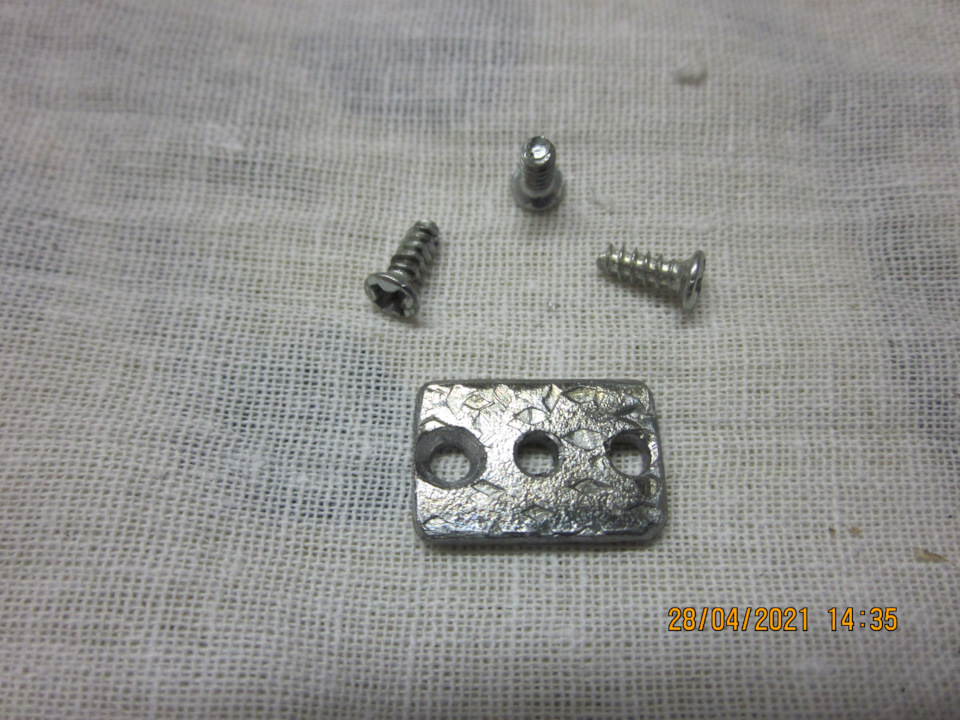 …установки накладки на 3-ёх саморезах от детской игрушки… — Lada Vesta SW (1G). Запчасти на фото: 28042021