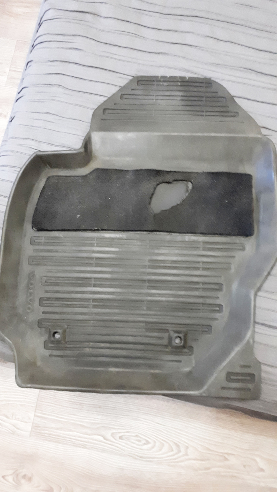Восстановление подпятника водительского коврика — Volvo S80 (2G), 2 л ...
