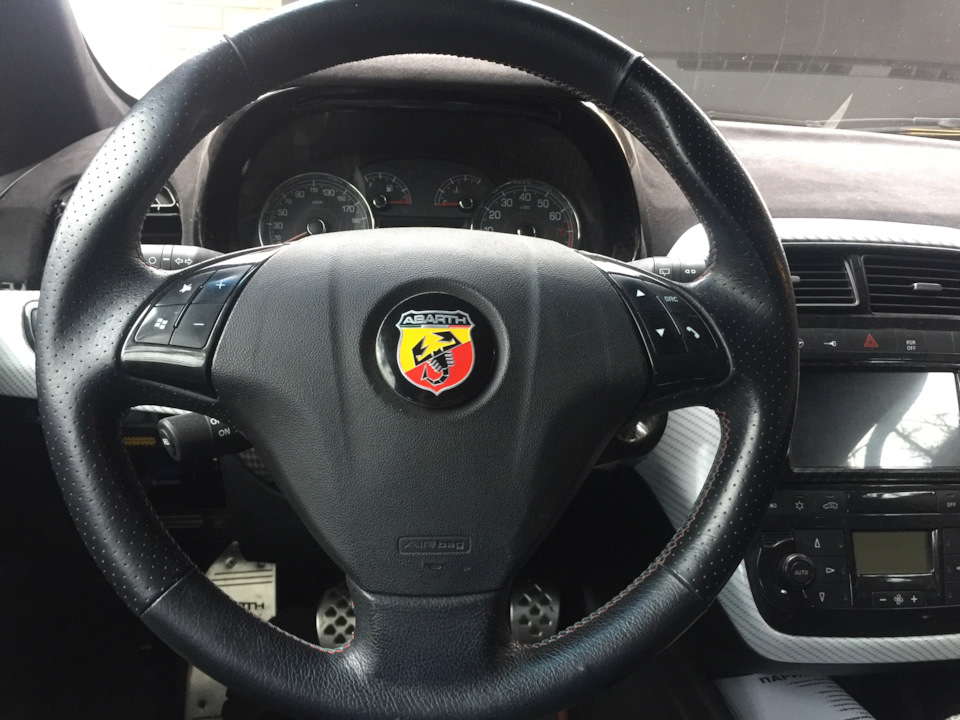 Fiat bravo 2 руль новый. Кнопки на руле fiat linea. Гудит руль. Руление на автомобиле. Судзуки sx4 руль.