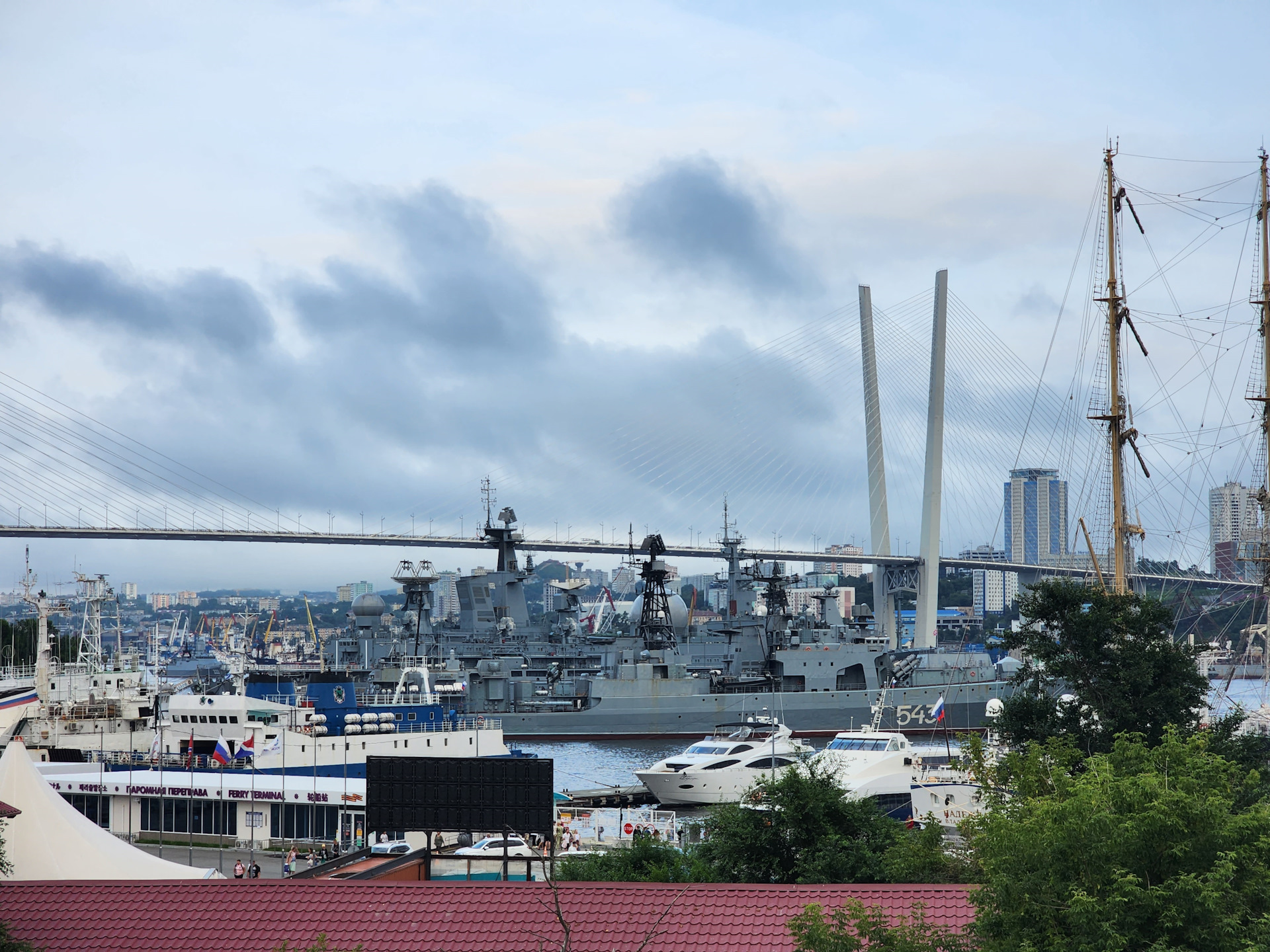 Владивосток где работа. Владивосток где работа. Вантовый мост владивосток. Варламов владивосток. Мост через золотой рог владивосток днём.