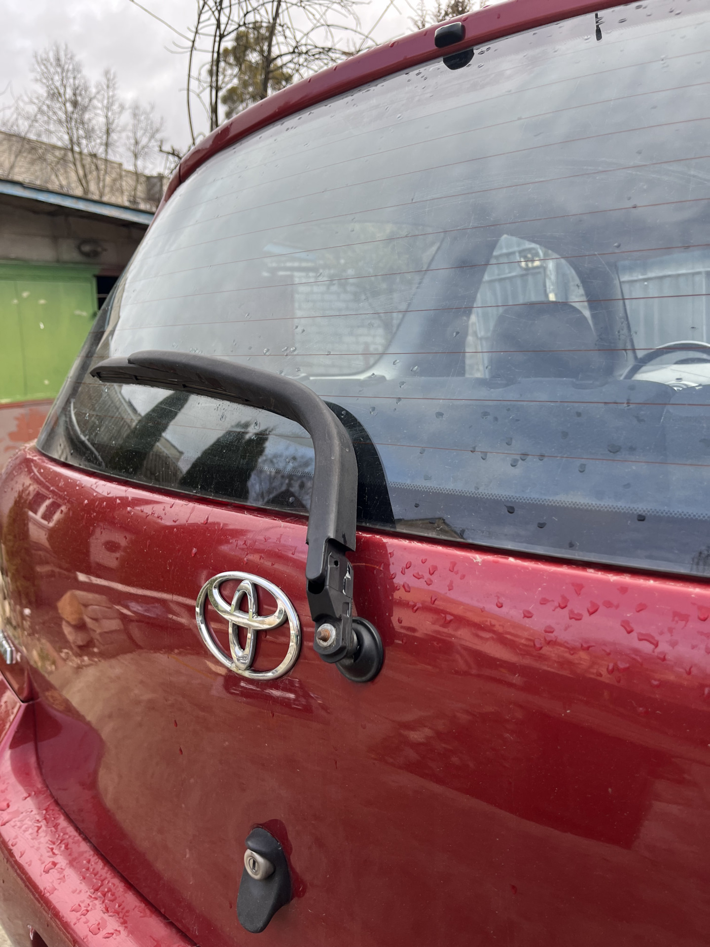 Замена заднего дворника — Toyota Yaris (p1), 1,4 л, 2003 года | запчасти |  DRIVE2